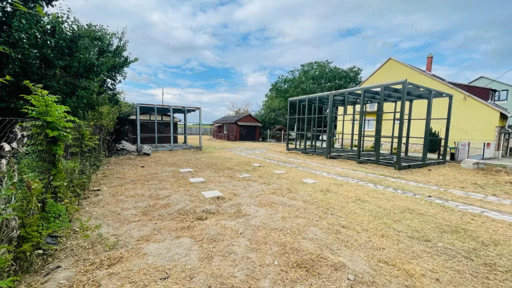 Aed - Construction Plot with Garages in Komárom