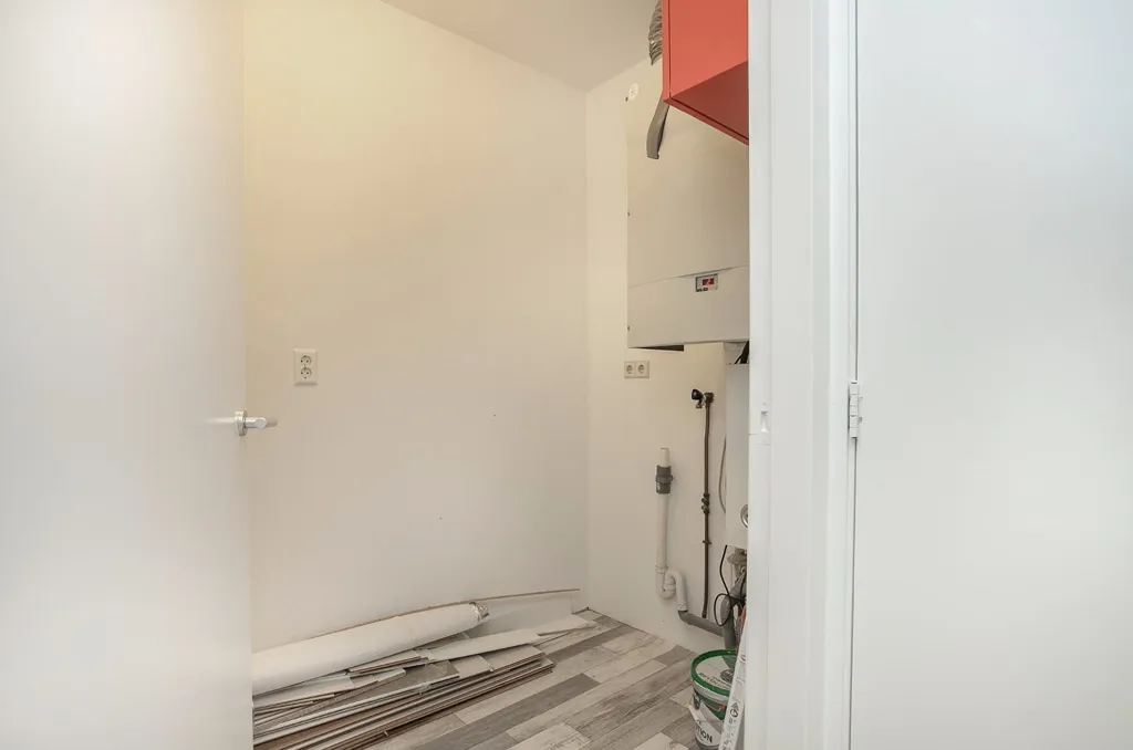 Utility Room - Stylish 3-Bedroom Apartment in Hoofddorp