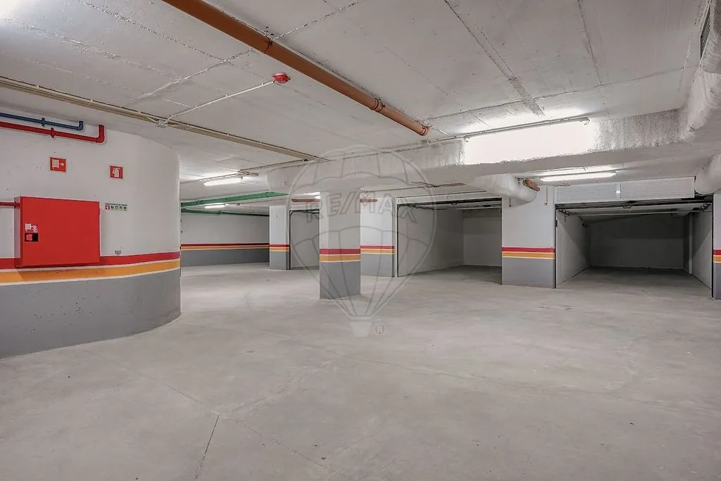 Garage - Luxury Apartment with Panoramic Balcony in Odivelas
