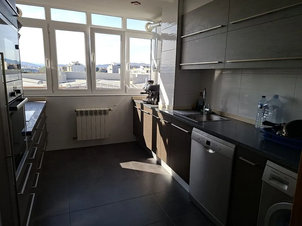 Köök - Modernised Flat with Air Conditioning in Main Avenue