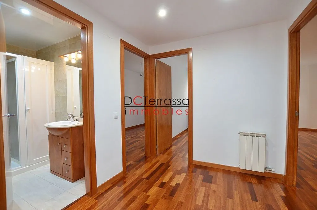 Bathrooms - Apartment with Balcony in Vallparadís, Terrassa