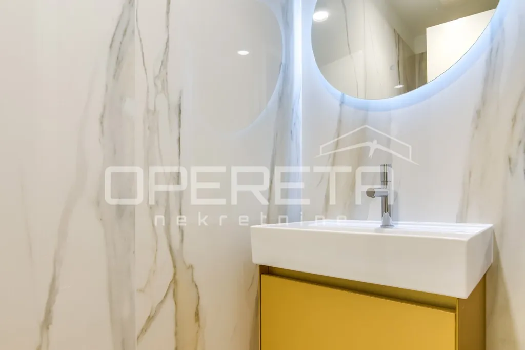 Salles de bain - 4-Room Apartment with Cathedral View in Centar