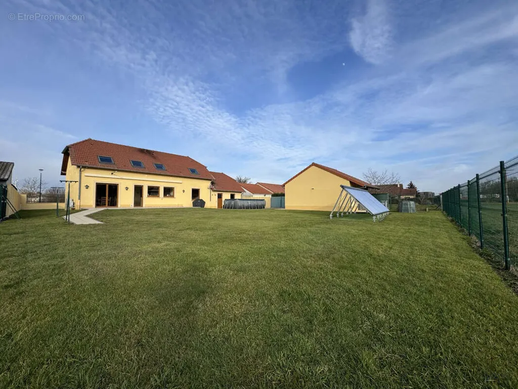 Aed - Pavilion with Garden in Launstroff