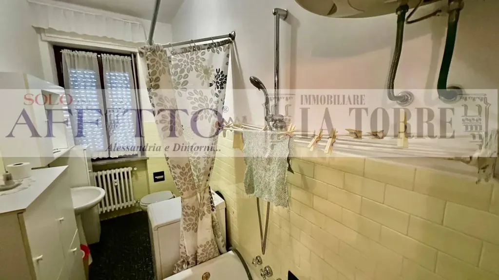 Salles de bain - Apartment with Veranda in Spinetta Marengo