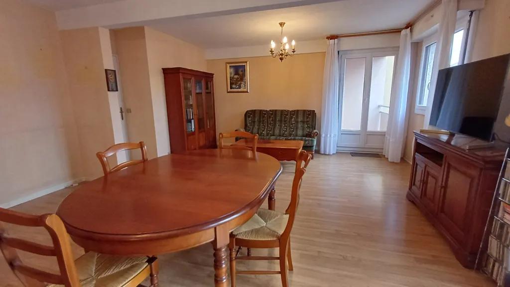 Salle à manger - Appartement Traversant avec Garage et Balcon à Clermont-Ferrand