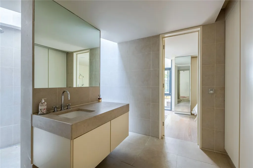Bathrooms - 3-bedroom property in London