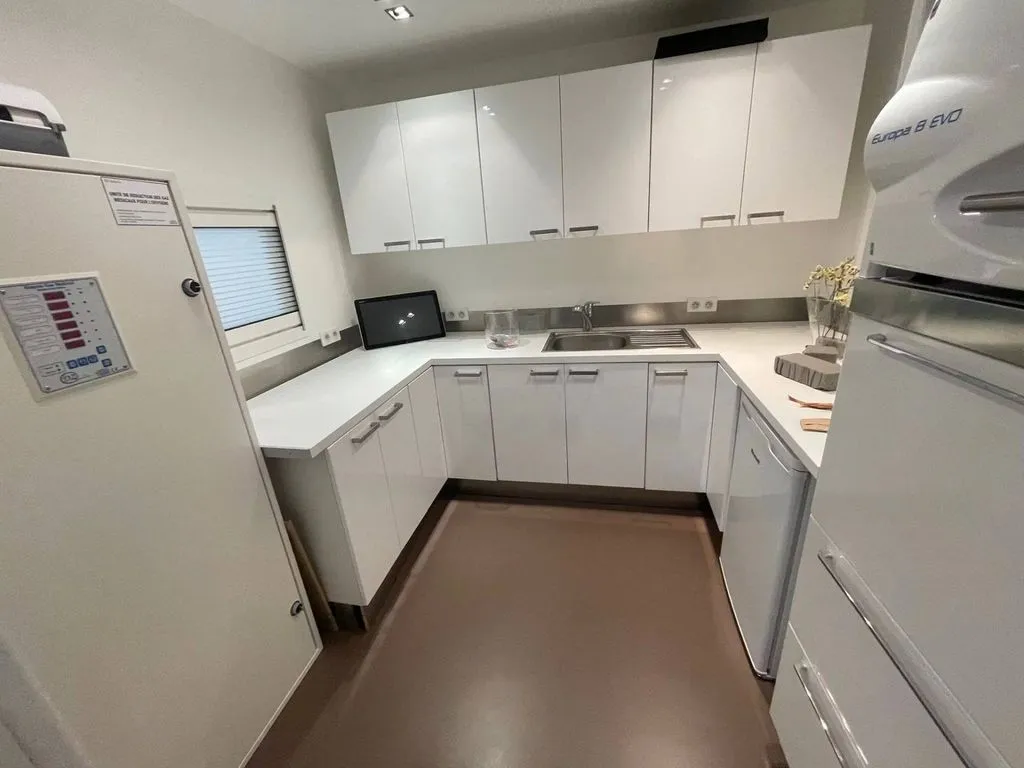 Cuisine - Bureaux de Luxe avec Vue Rue d'Antibes à Cannes