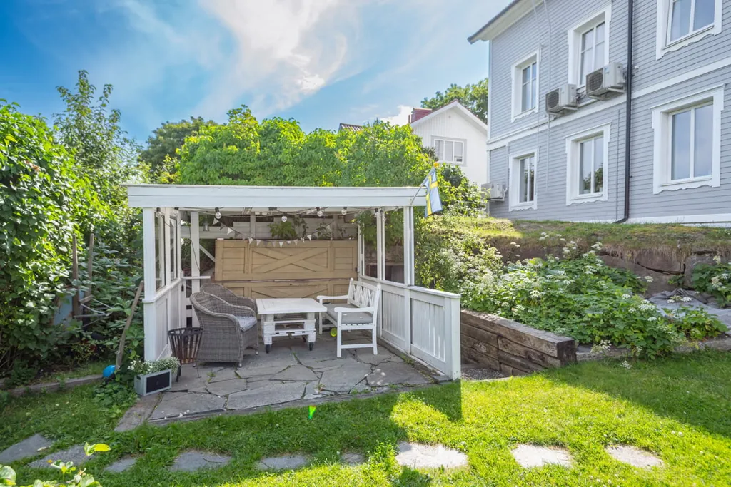 Giardino - Charming Attic Flat with Sundsvall Bridge View
