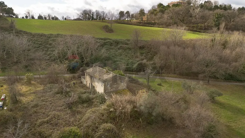 Vue aérienne - Rustic Stone Cottage with Panoramic Garden in Rosora