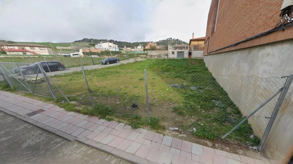 Garden - Corner Plot with Development Potential in Simancas