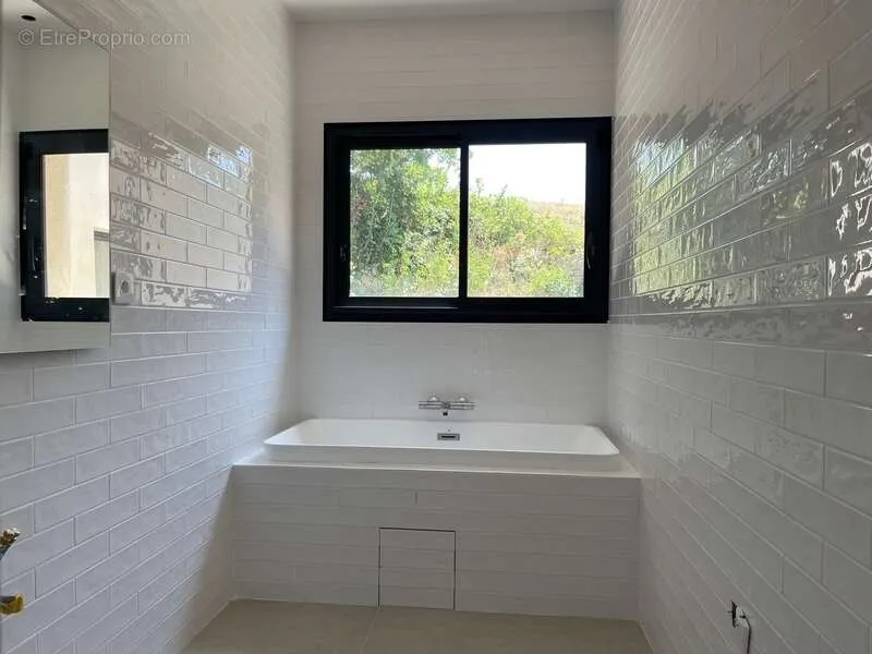 Salles de bain - Villa Moderne avec Vue sur le Luberon à Vaucluse