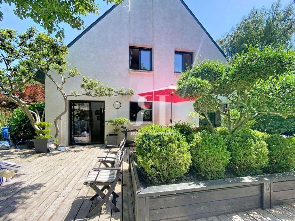 Terrasse - Maison Familiale avec Piscine à Larmor-Plage