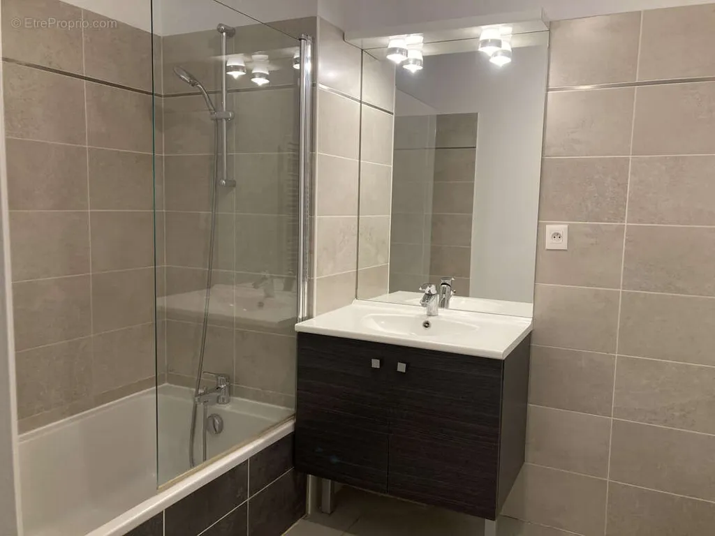 Salles de bain - Appartement T3 avec Jardin et Garage à Hyères