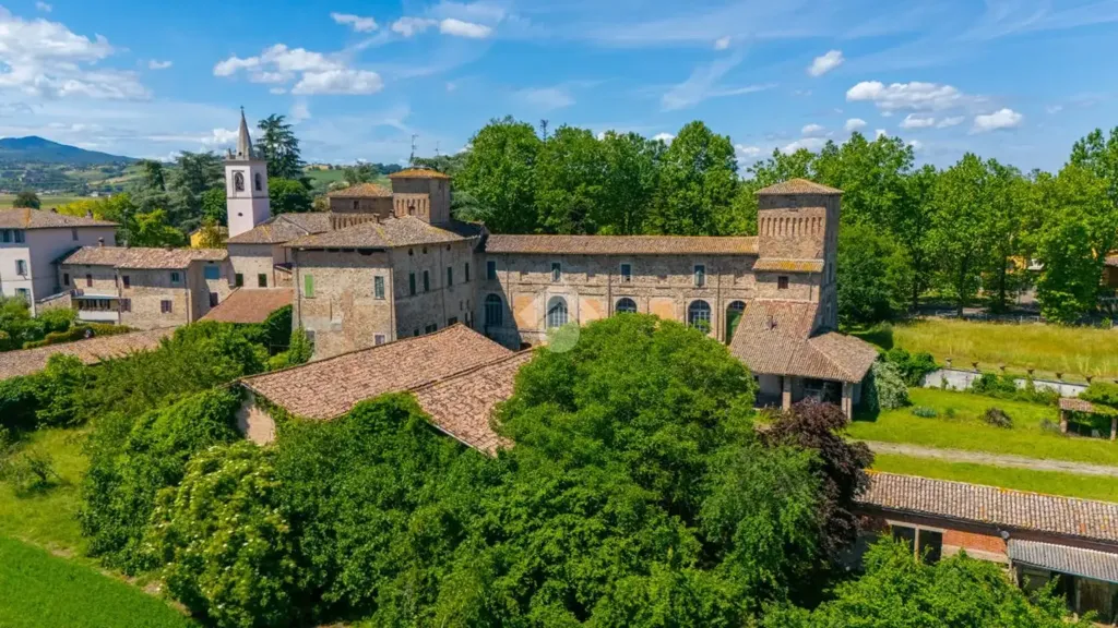 Vue aérienne - Historic Castle with 2 Ha Land in Parma