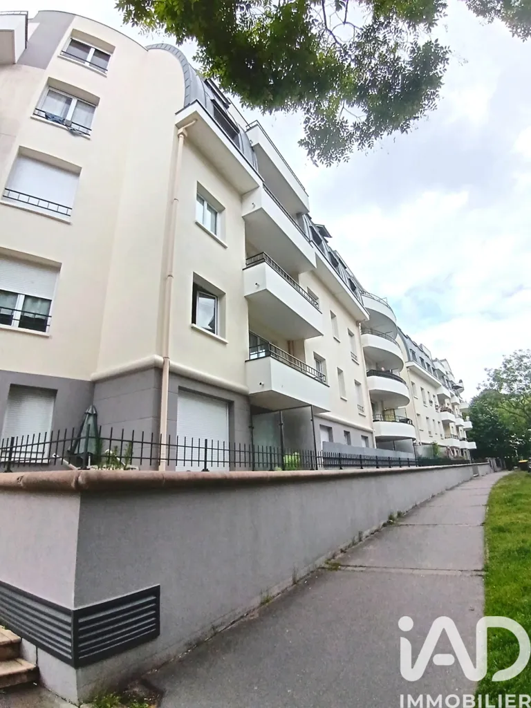 Exterior - Bright 2-Bed Apartment with Balcony in Cergy