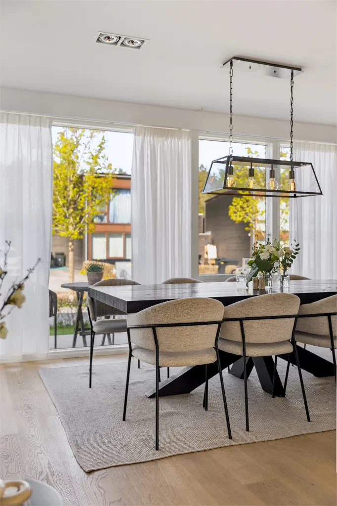 Söögituba - Modern Two-Storey Flat with Garden in Klinta