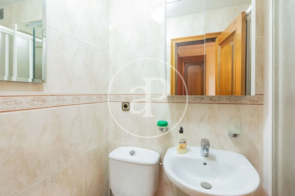 Vannitoad - Luxury Apartment with River Views in Madrid