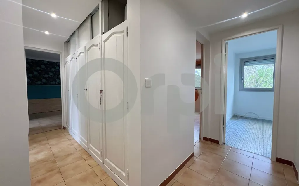 Esik - Apartment with Balcony in Sucy-en-Brie