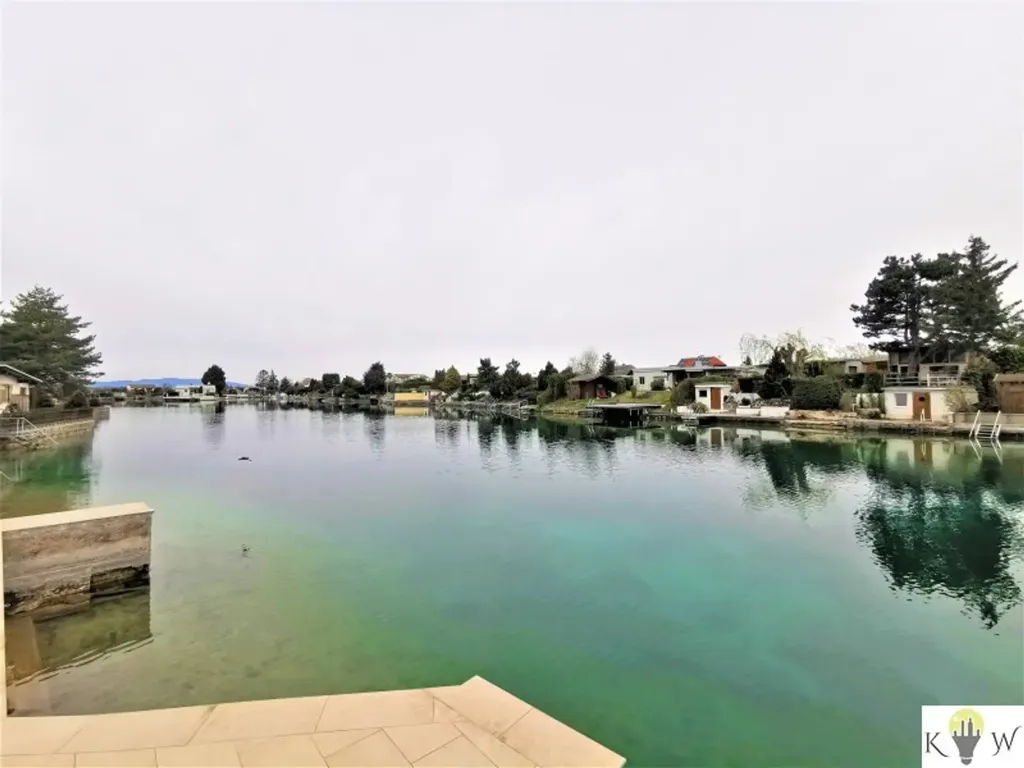 House with Private Lake Access in Quiet Location