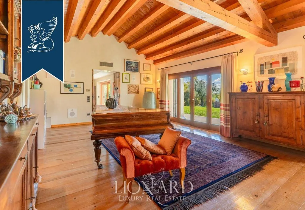 Living Room - Luxury Villa with Private Park in Conegliano