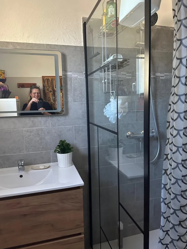 Salles de bain - Villa de Plain-Pied Bien Entretenue au Thoronet