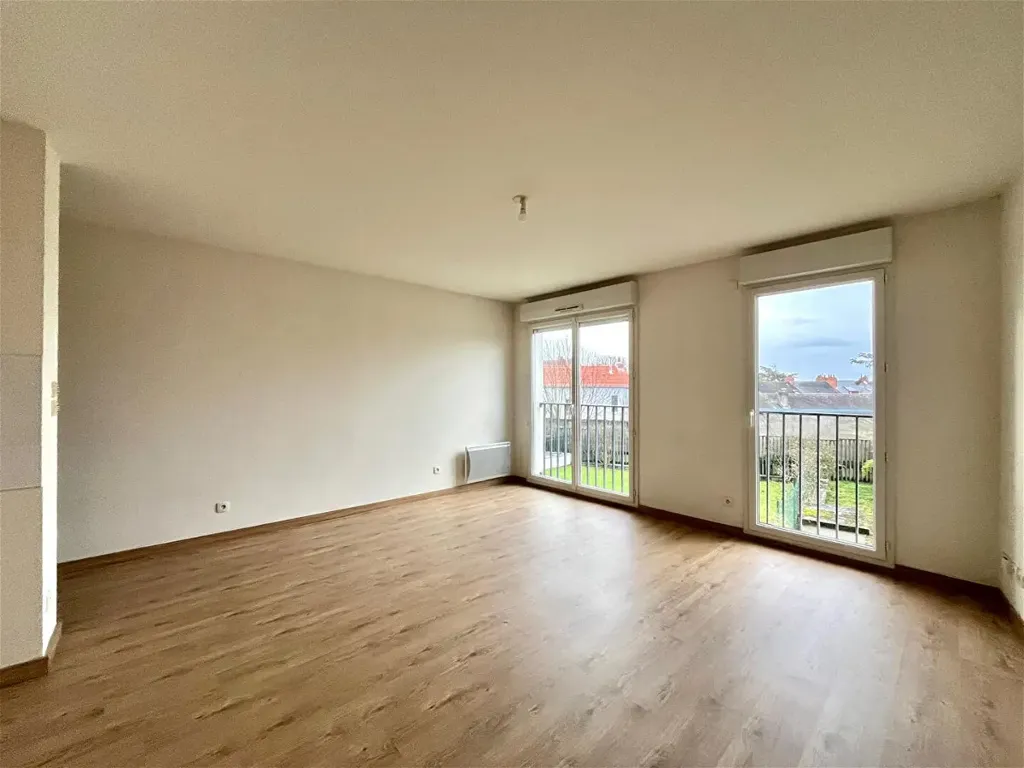 3-Bed Apartment with Parking in Nantes
