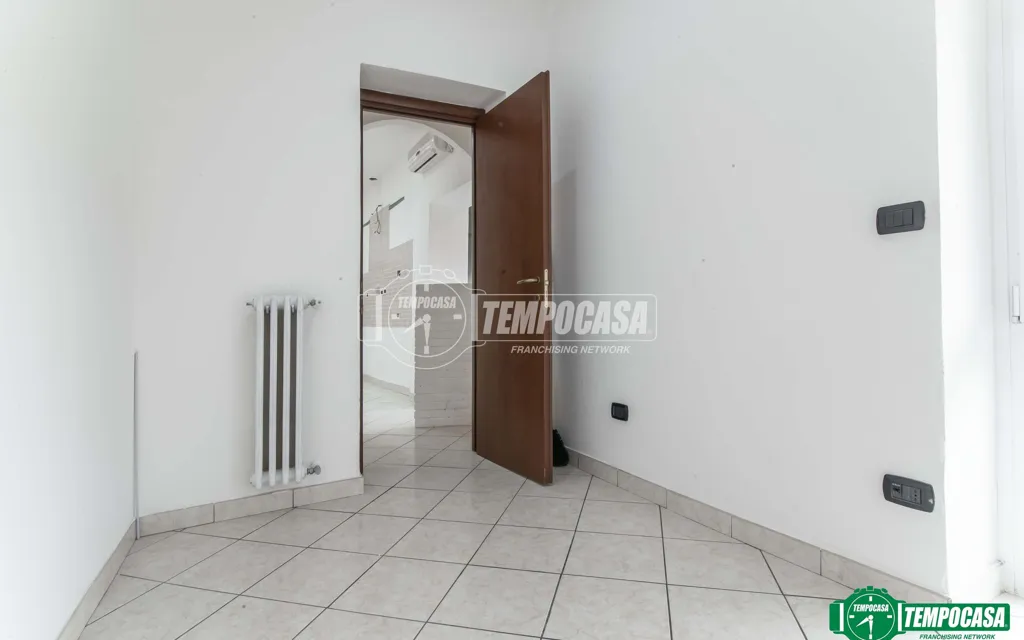 Ingresso - Rustic-Style Flat with Balcony in Cerro Maggiore