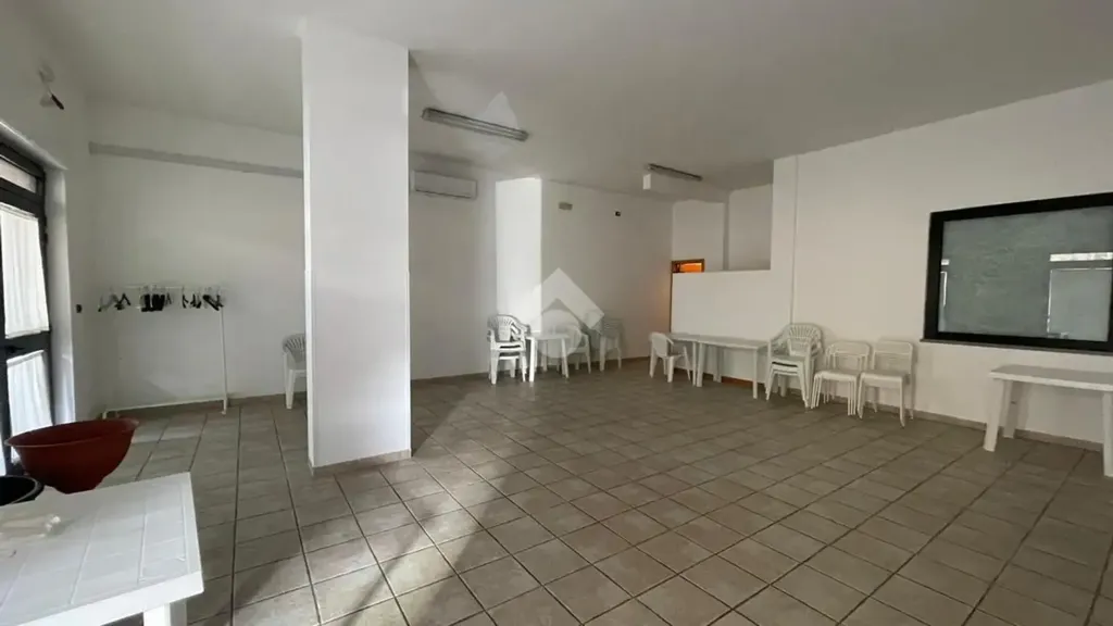 Salle à manger - Commercial Space with Double Frontage in Grottaglie