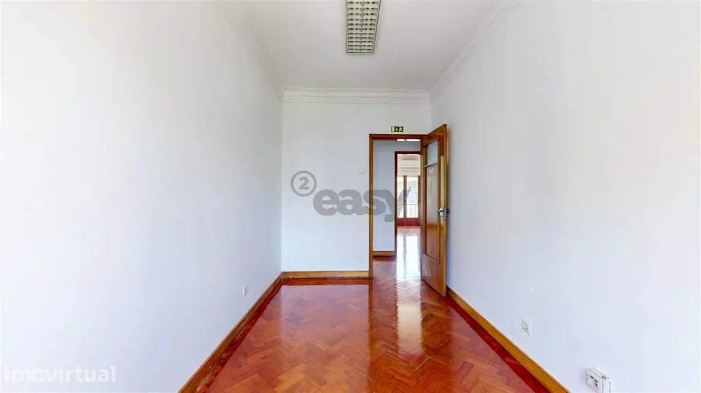 Esik - Modernised Office with Lift in Arroios, Lisbon