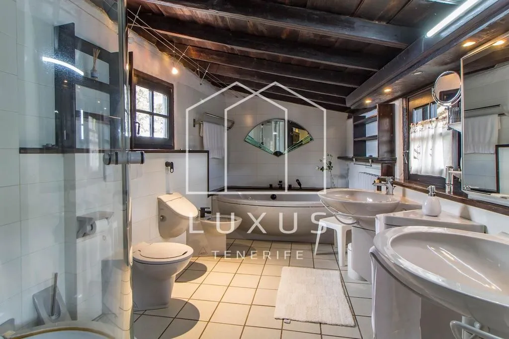 Bagni - Historic Villa with Pool in Tacoronte