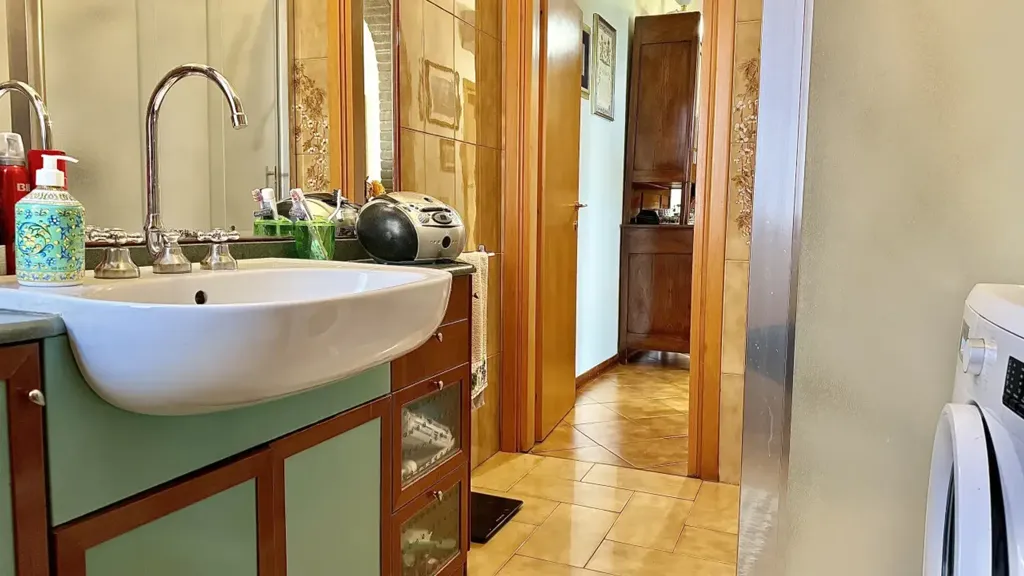 Salles de bain - 3-Bed Apartment with Veranda in Parma