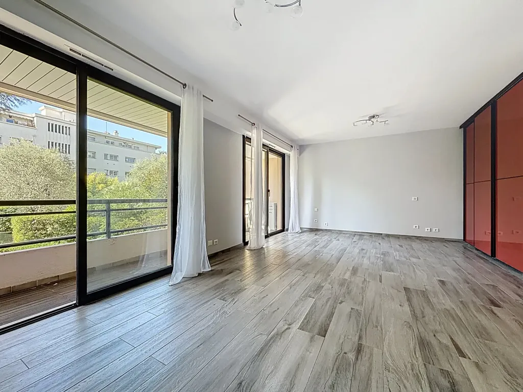 Chambres - Appartement 4 Pièces avec Terrasse au Cœur de Cimiez