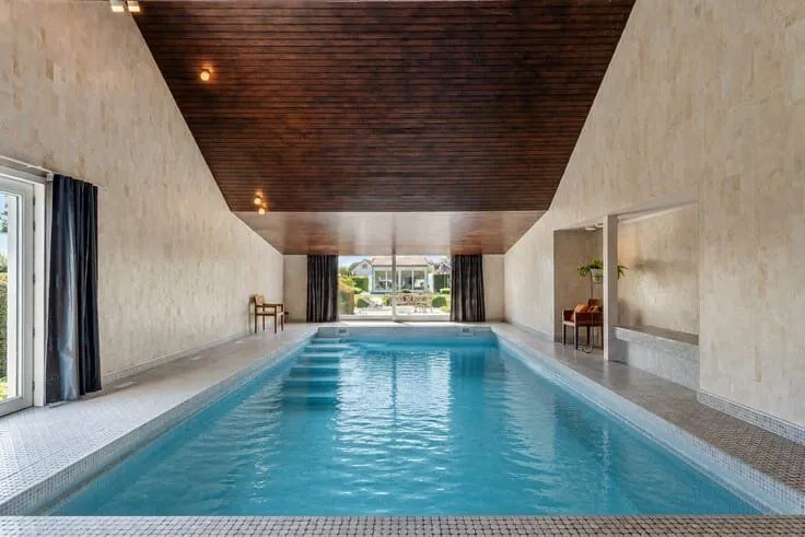 Piscine - Villa avec Piscine Intérieure dans un Cadre Vert