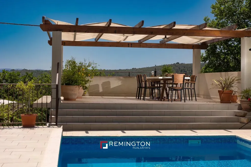 Bassein - House with Pool and Sea View