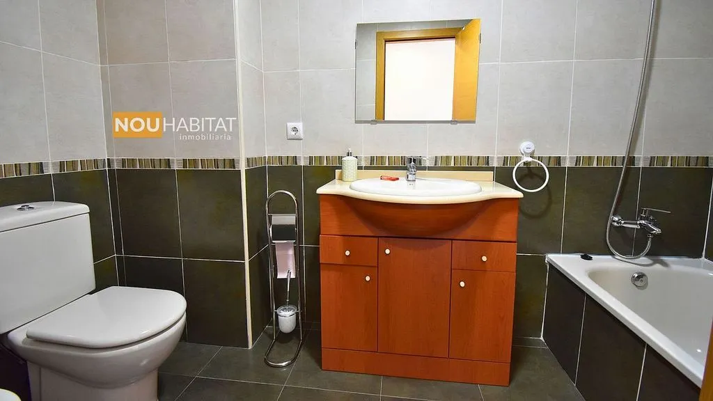 Salles de bain - Apartment with Balcony and Garage in Montroy