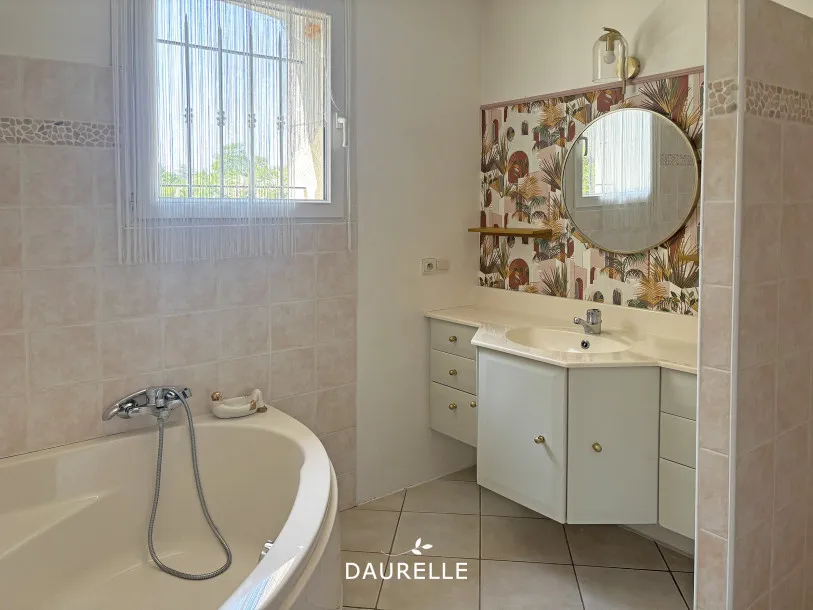 Salles de bain - Villa Meublée avec Piscine à Châteaurenard