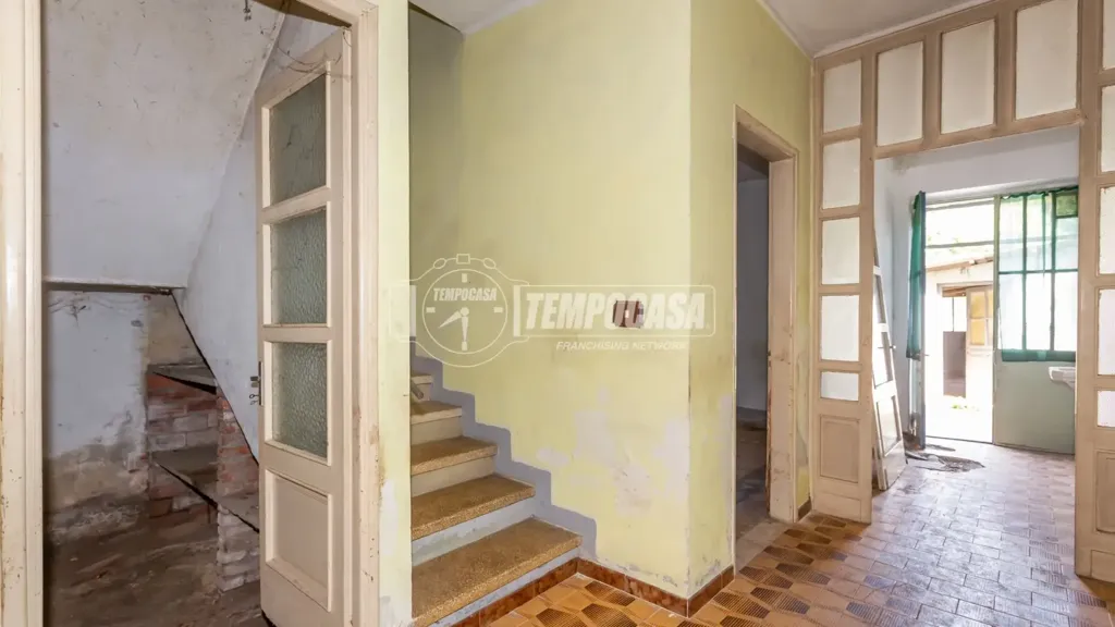 Toad - Semi-Independent House with Courtyards in Santena