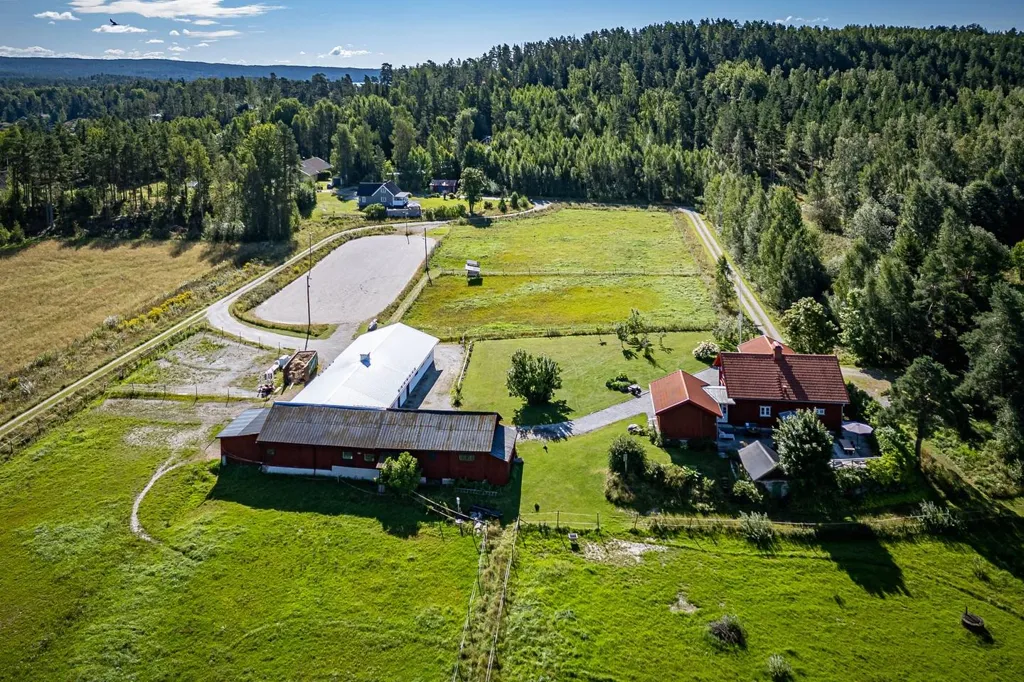Õhuvaade - Charming Farmhouse with Stables in Västra Sund