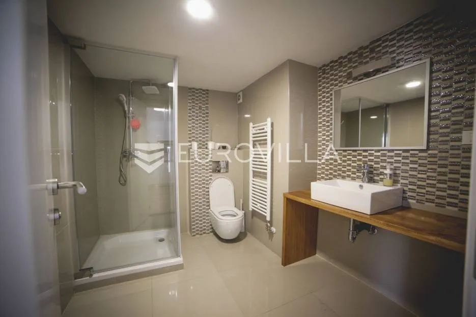Salles de bain - Adapted Multi-Unit Apartment in Donji Grad