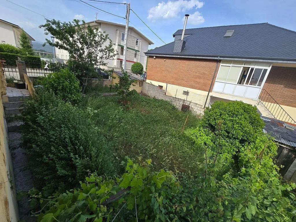 Giardino - Chalet with Two Independent Units in Bembibre