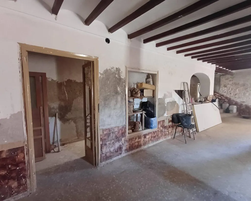 Pièces - Country Property with Hostel Potential in Oliva
