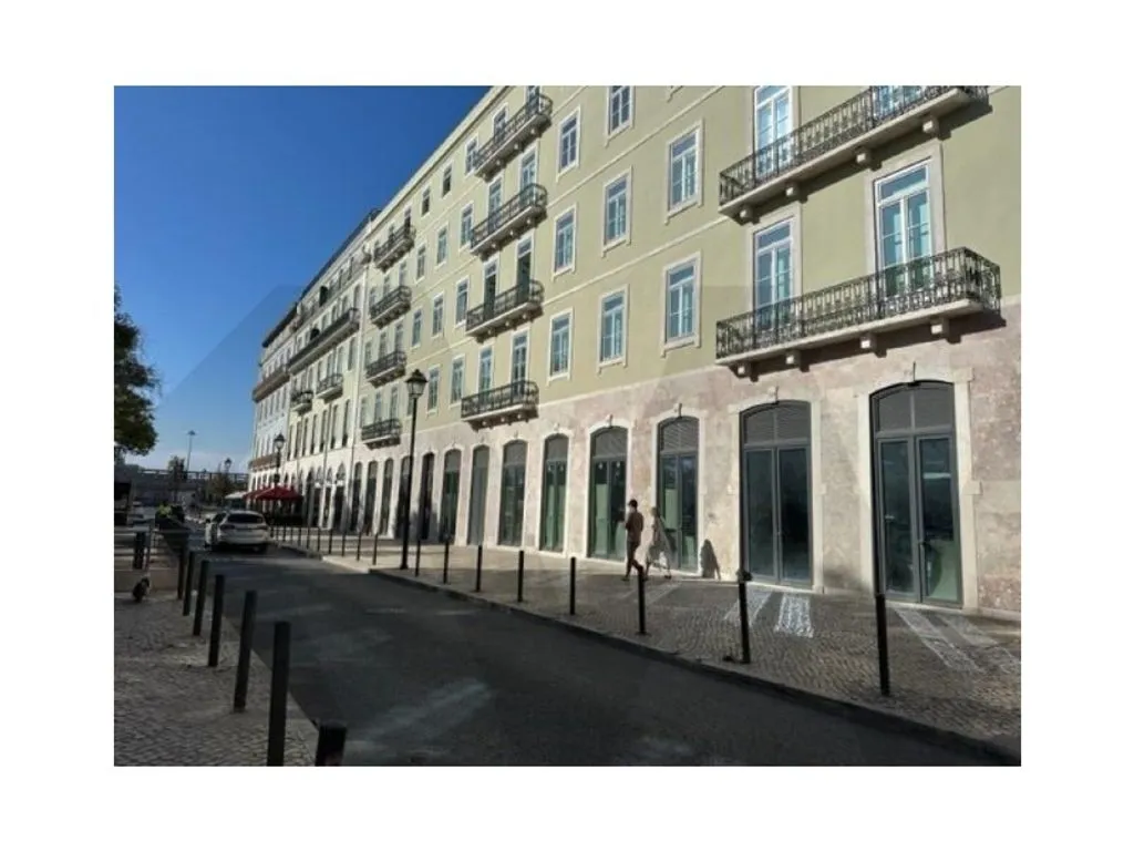 Luxury Flat with South-Facing Patio in Lisbon