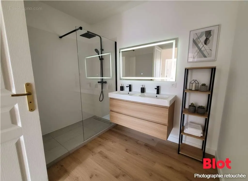 Bagni - T3 Flat with Balcony in Séné