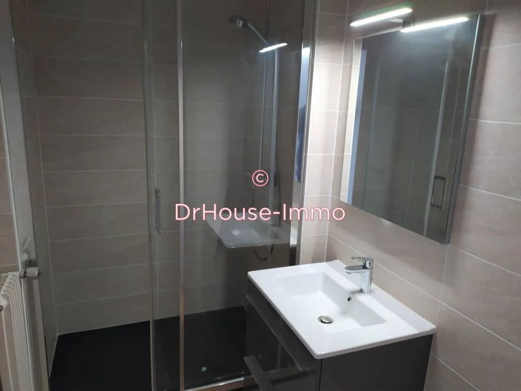 Salles de bain - Appartement Rénové avec Balcon à Châtellerault