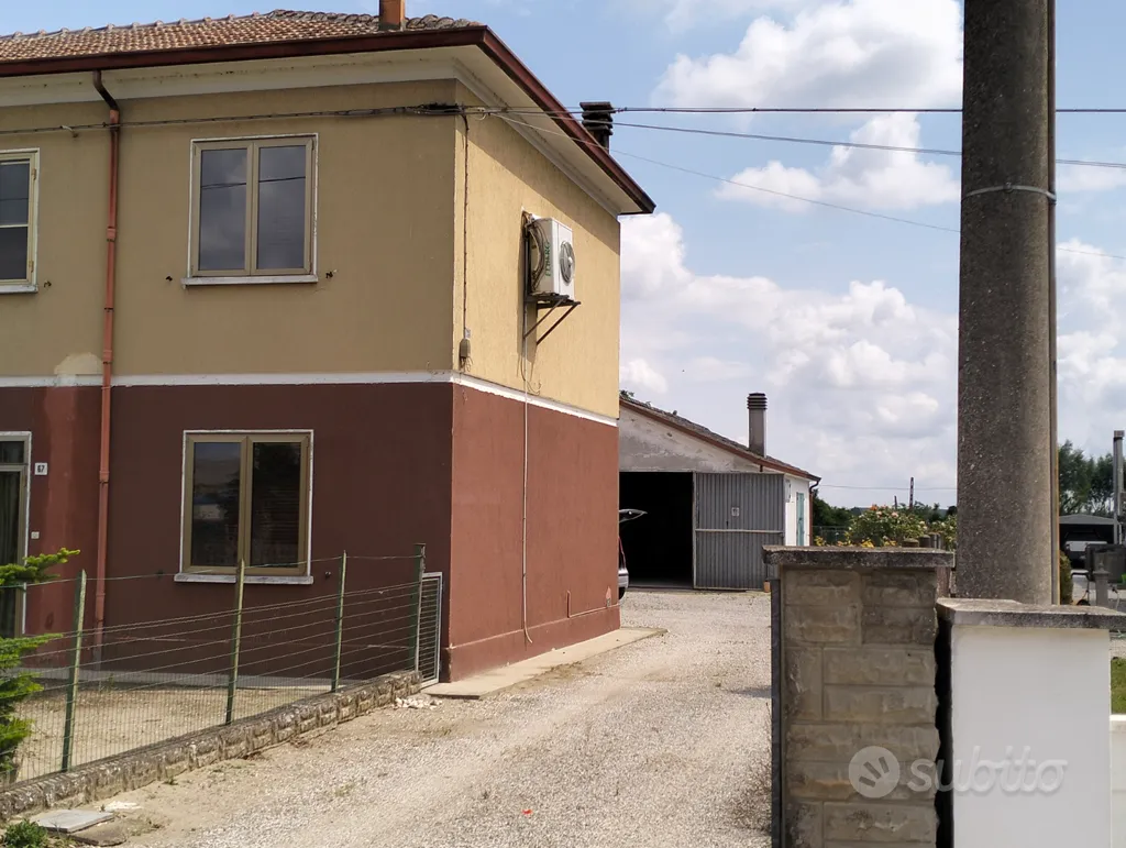 Extérieur - Colonial House with Garden in Bifamiliar Setting