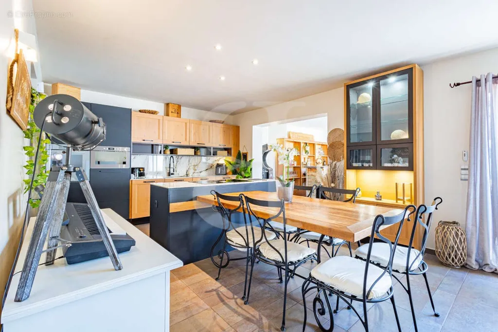 Salle à manger - Maison Contemporaine avec Piscine à Ménerbes