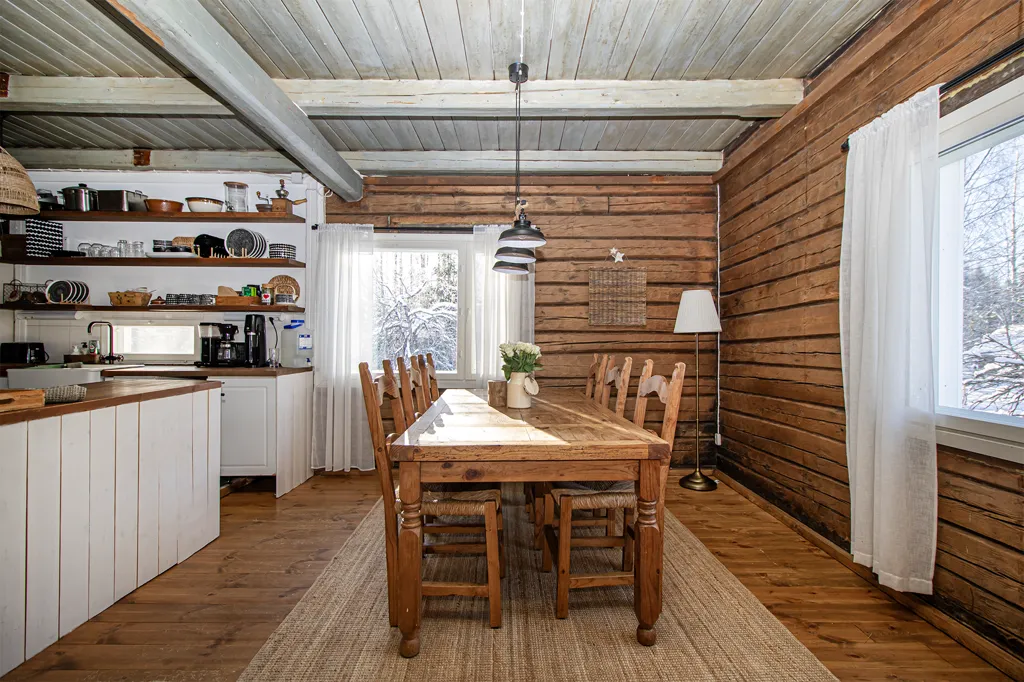 Salle à manger - Rustic Timber House with Farmyard in Lastukoski
