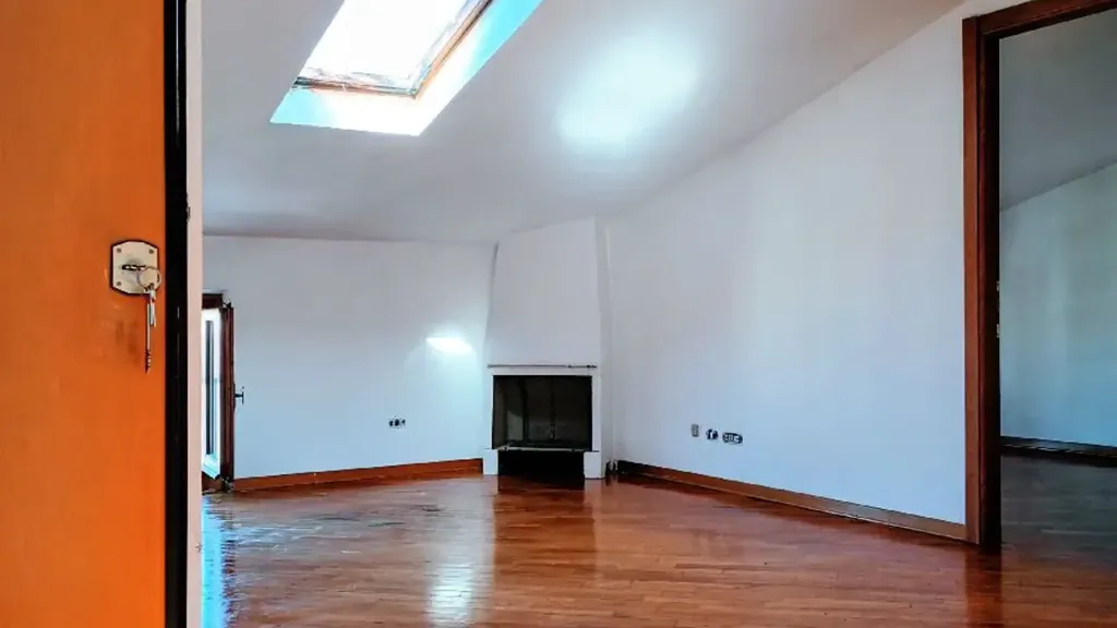 Rooms - Mansarded Apartment with Velux Windows in Prato