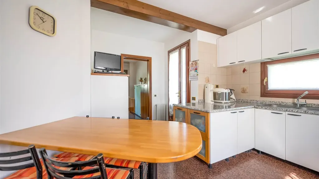 Cuisine - Bifamiliar Villa with Private Garden in Noale