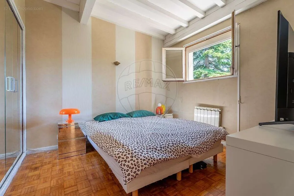 Magamistoad - Six-Bedroom House with Garage in Menton